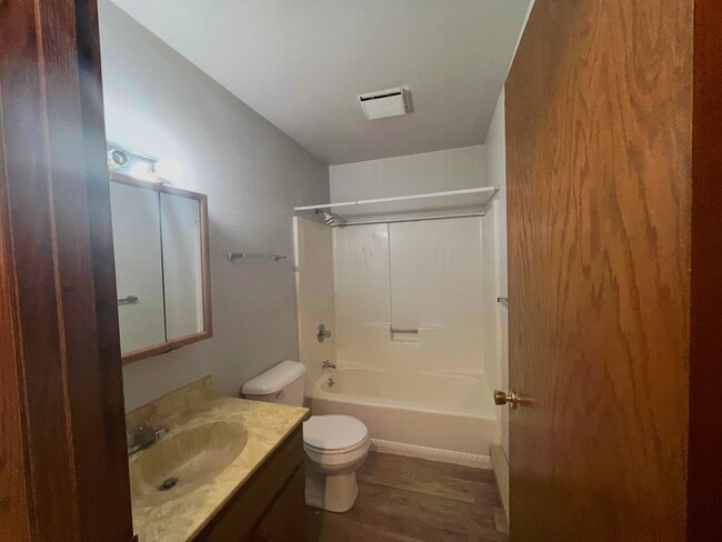 Building Photo - 915 Genrich St