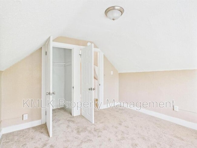 Building Photo - 84 E Mapledale Ave