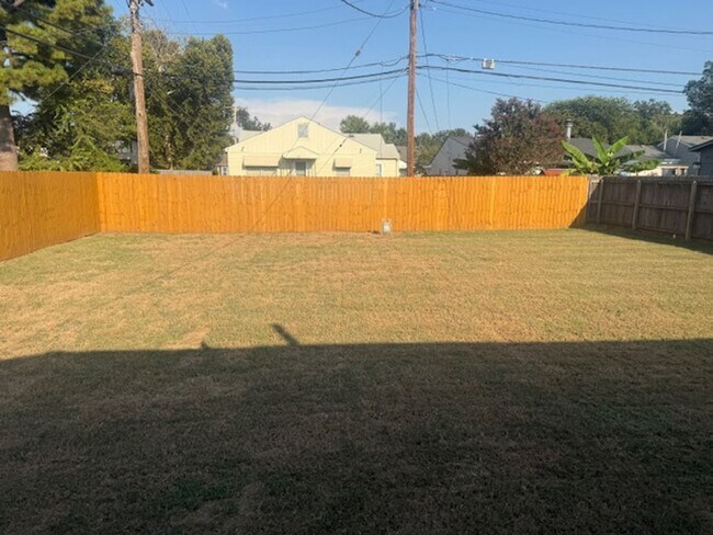 Building Photo - Welcome home to this adorable 2-bedroom bu...