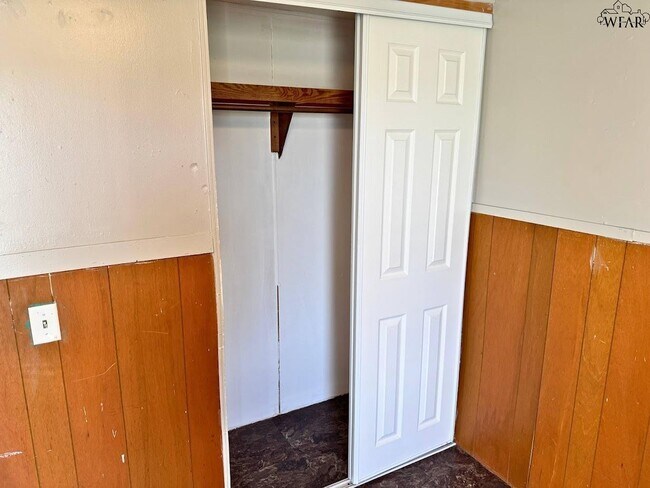 Building Photo - 314 W 6th St