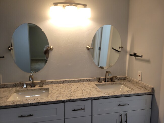 Building Photo - 8050 N 11th Pl