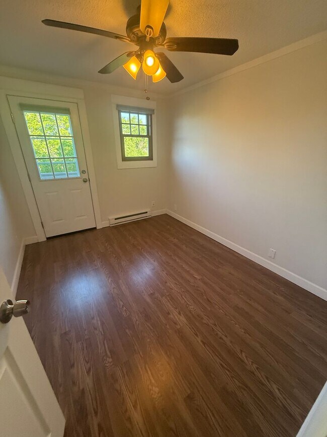 Building Photo - 931 NW Carlon Ave