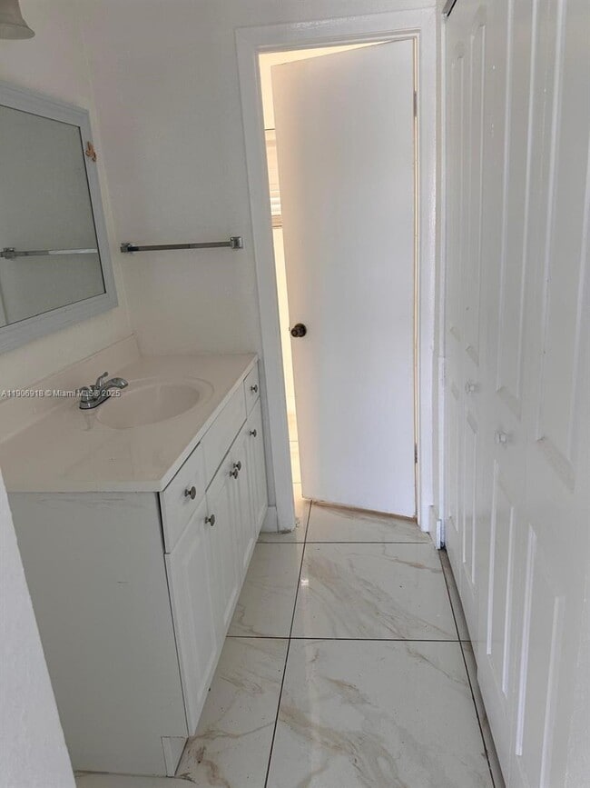 Building Photo - 2314 W 62nd St