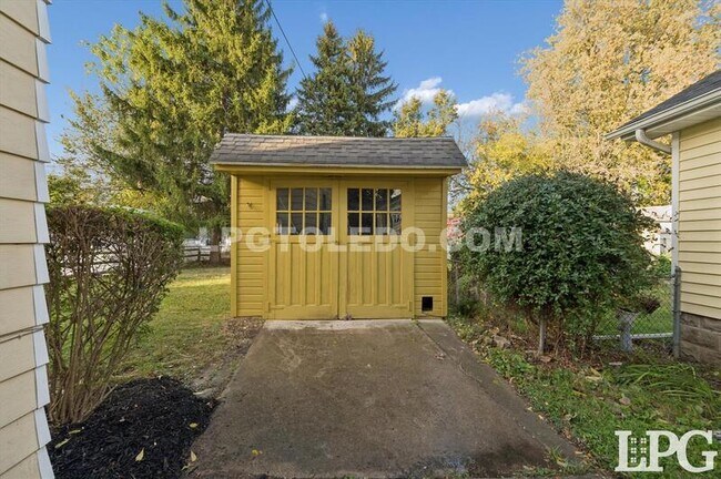 Building Photo - 1044 Hawk St