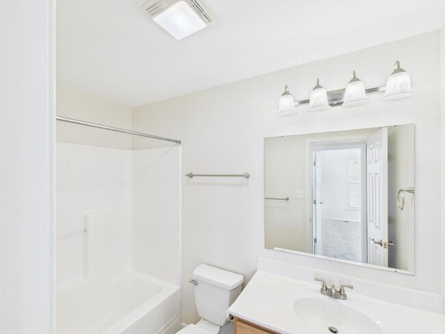 Building Photo - 720 E Newport Rd