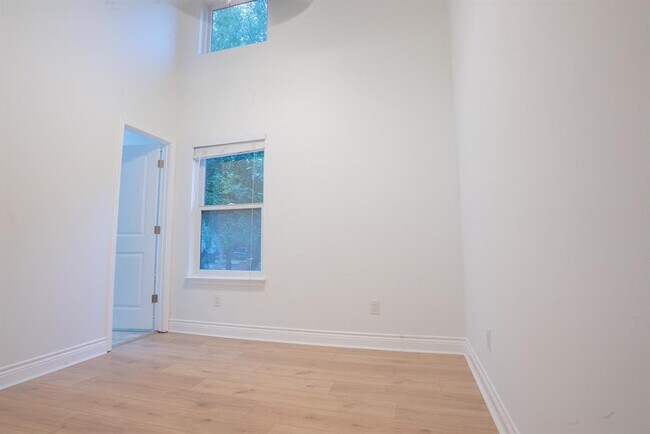 Building Photo - 2208 E 9th St