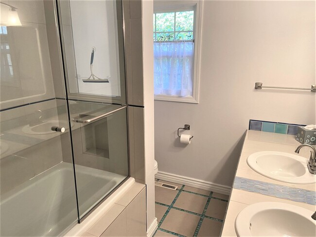 Building Photo - Classic Updated Home Near Whatcom Falls!