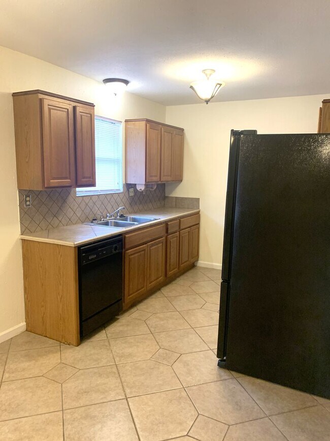 Building Photo - 2808 Persimmon Dr