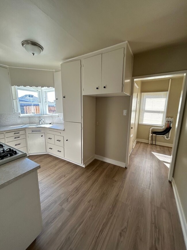 Building Photo - Newly Updated 2 Bed/1 Bath Home