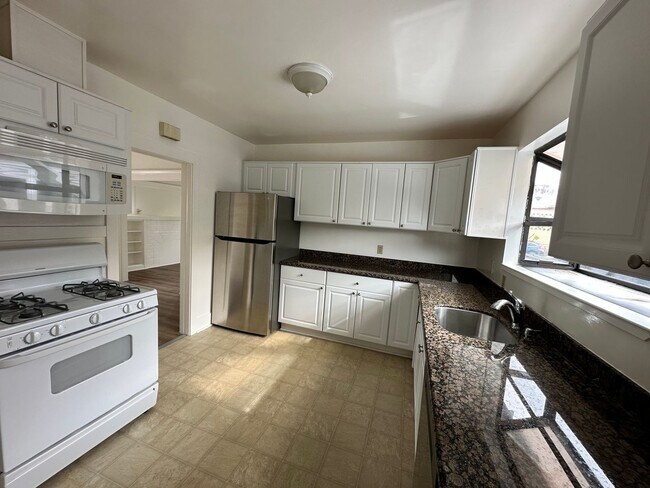 Building Photo - Charming corner lot with great natural light