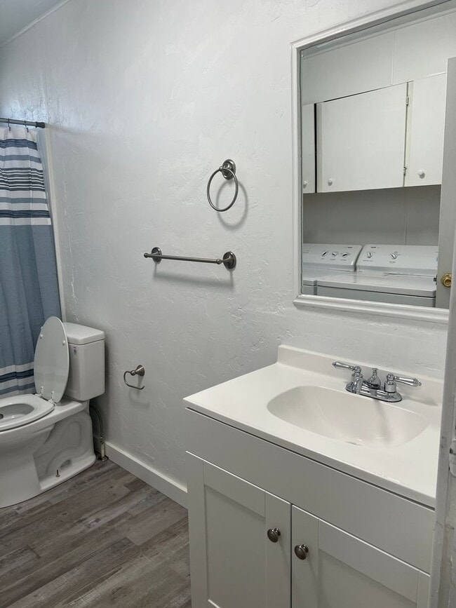 Building Photo - 2 bed, 1 bath Manufactured Home in the Mill Hollow Community!