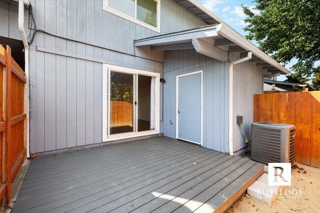 Building Photo - 826 Bennett Ave