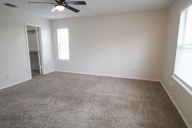 Building Photo - 945 Schertz Pkwy