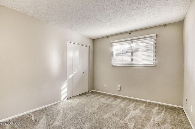 Building Photo - 921 E Campus Dr