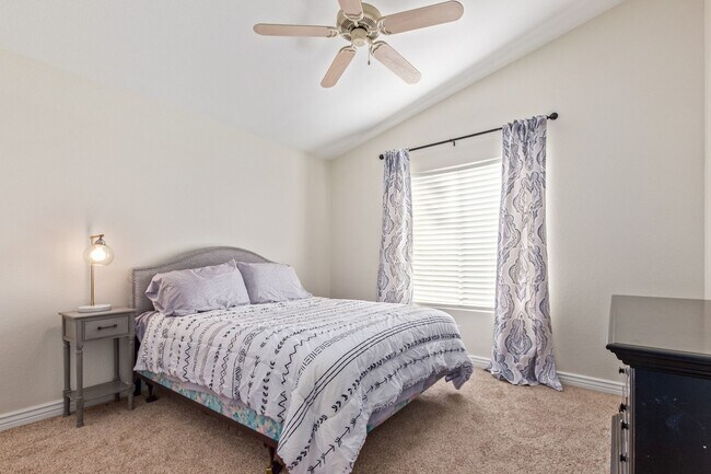 Building Photo - Come Settle In — This Scottsdale Gem Is Re...