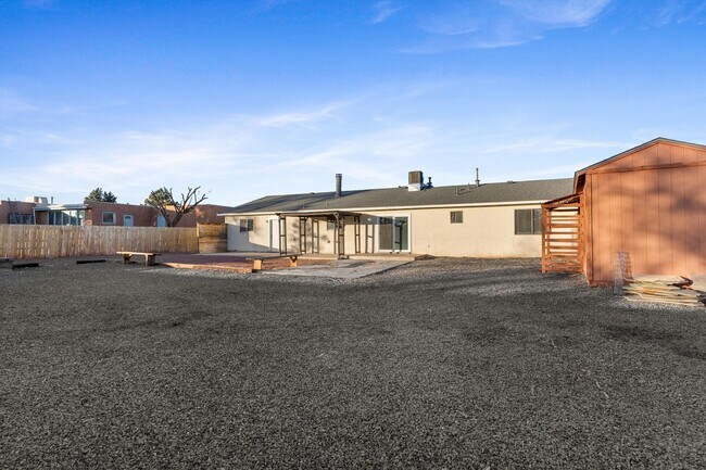Building Photo - House For Rent | 3-Bed 2-Bath | 2-Car Garage | Rio Rancho SE | Large Backyard