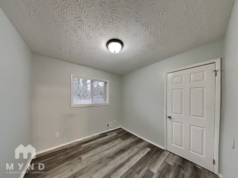 Building Photo - 5906 Pineglen Ct