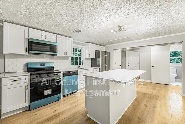 Building Photo - 2845 3rd Ave SW