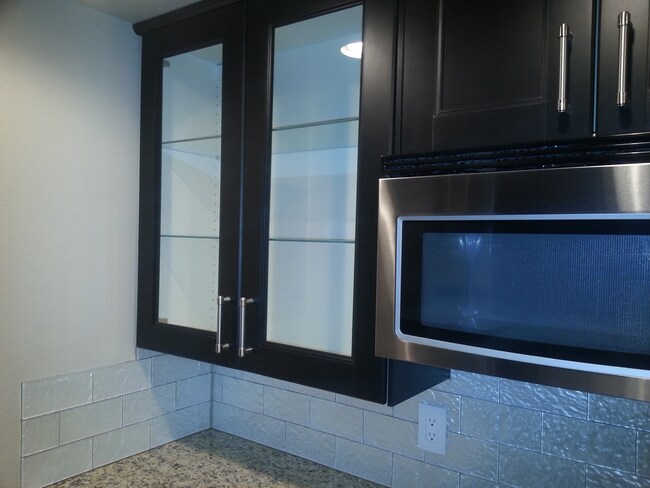 Building Photo - Newly renovated 1 Bed/1 Bath Condo near Lo...
