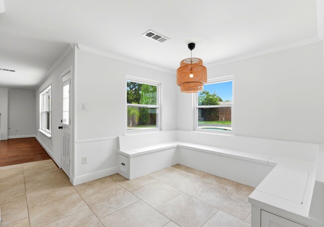Building Photo - 4810 Bayou Vista Dr
