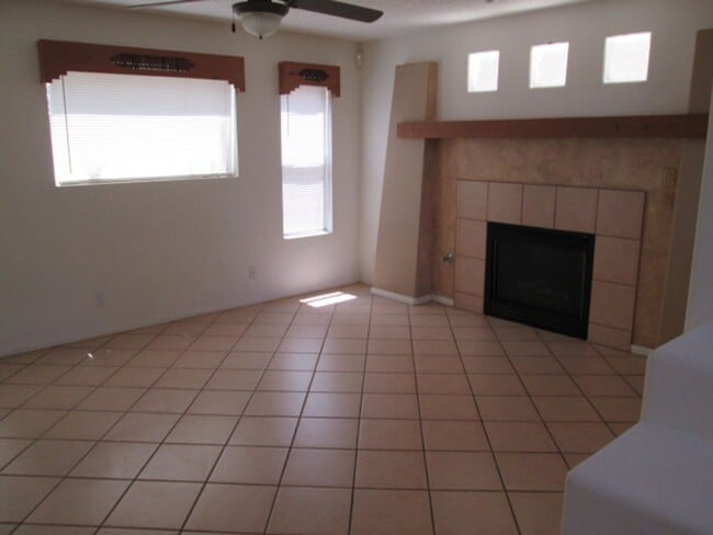 Building Photo - (4) Beds & (3) Car Garage