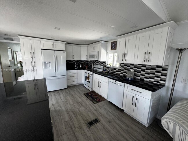 Building Photo - 228 Orchid St