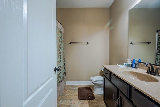 Building Photo - Spacious stunning 5-Bedroom Home in a Desi...