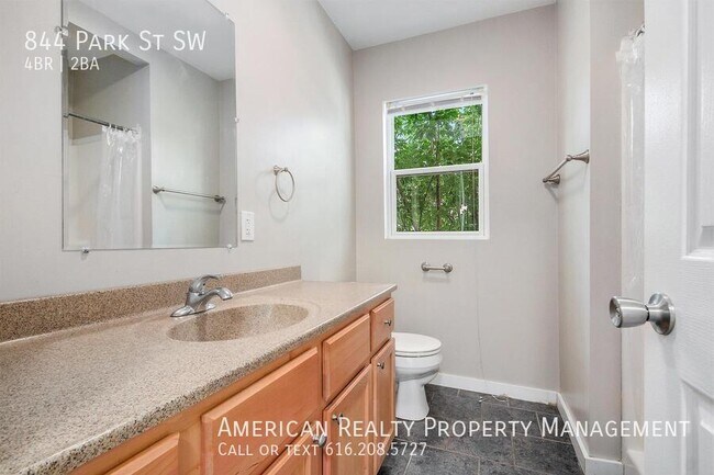 Building Photo - 844 Park St SW