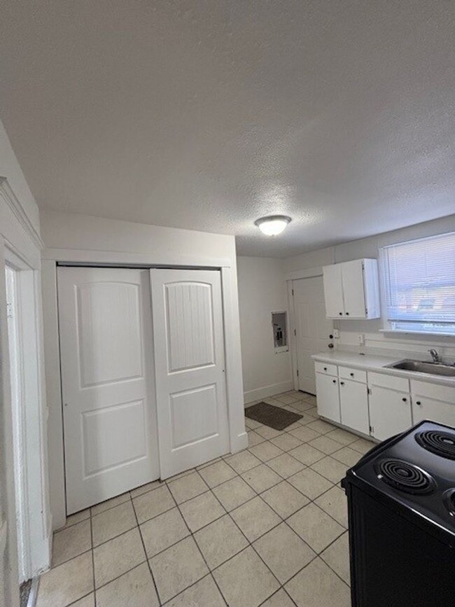 Building Photo - 2 Bed 1 Bath Updated Home