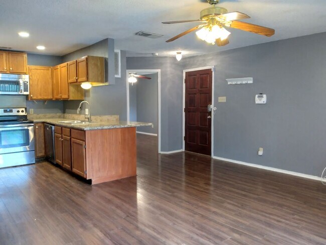 Building Photo - Cozy Medical Center Condo with Fireplace, Community Pool & Included Appliances!