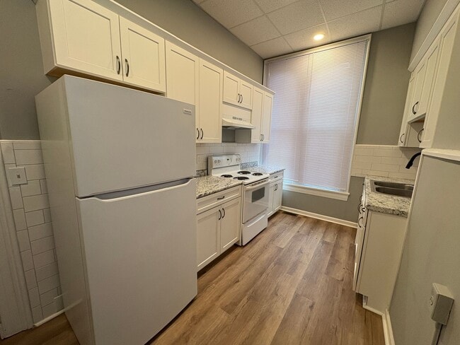 Building Photo - Spacious apartment in historic house!