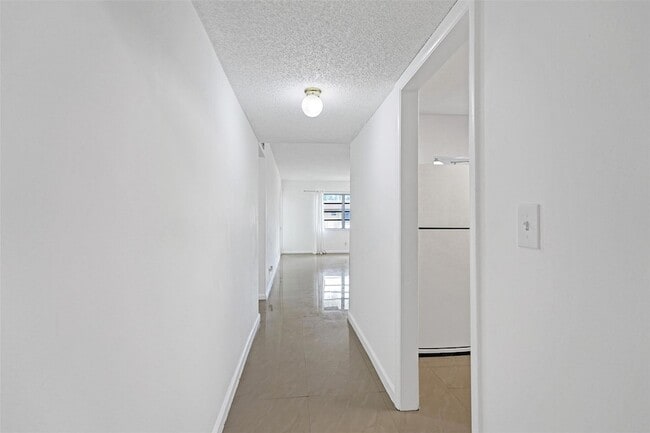 Building Photo - 5140 SW 40th Ave