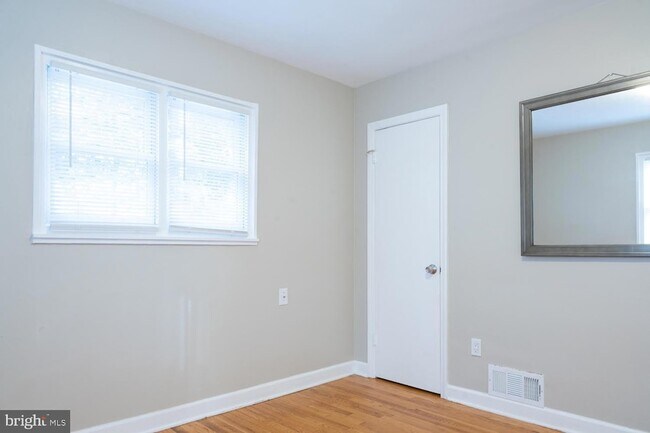 Building Photo - 3903 Fairview Dr