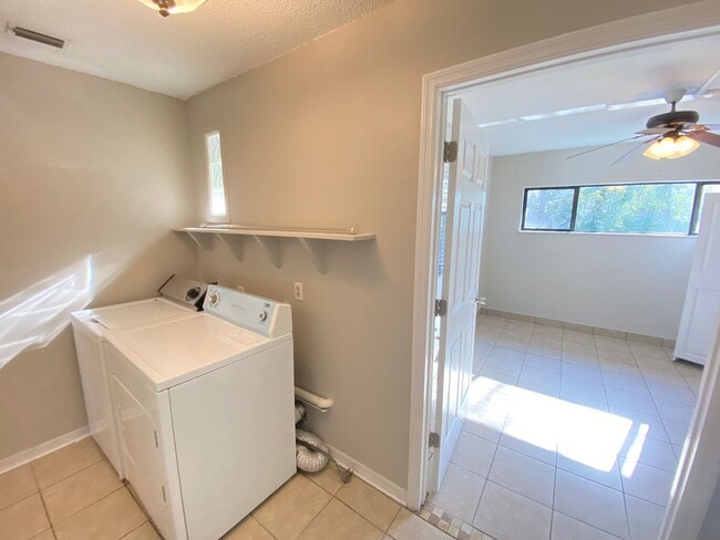 Building Photo - 2/2 home with garage - tile on inside with screened rear porch!