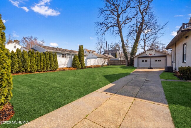 Building Photo - 505 Laurel Ave