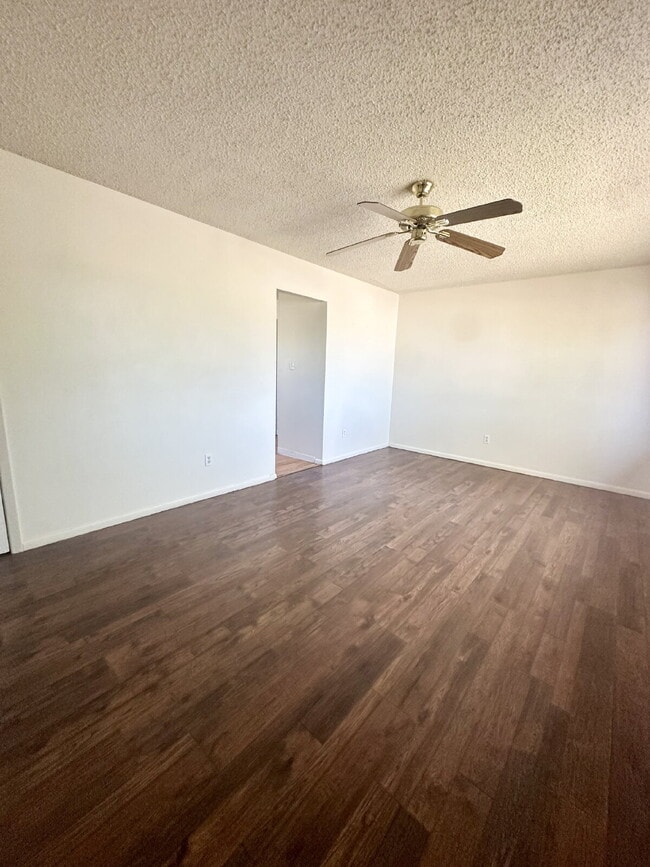 Building Photo - Charming 3-Bedroom Home with Spacious Yard!