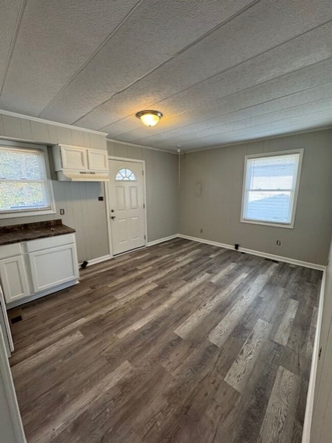 Building Photo - Newly Remodeled 3 Bedroom 1 Bath *Half off First Month*