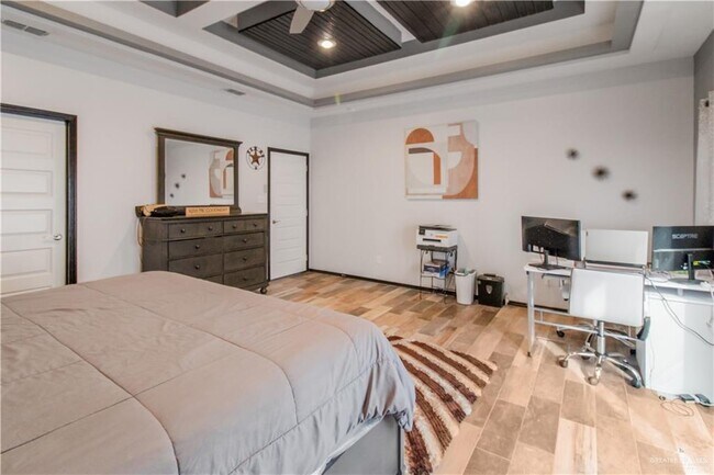 Building Photo - 30 Queens Ave