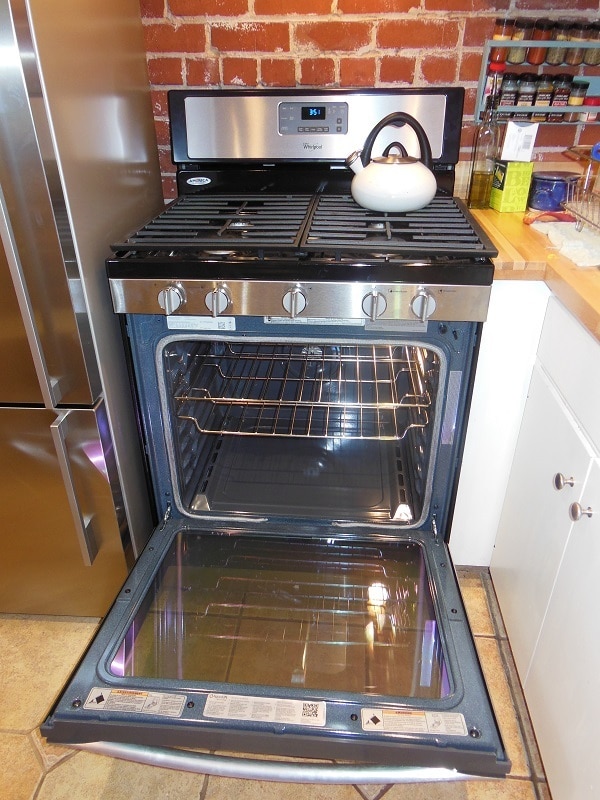 5 bnr gas stove and oven - 1738 Martin Luther King Jr Way