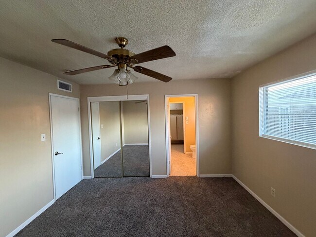Building Photo - Affordable 3 BD 2 BA house in SW Bakersfield on a corner lot