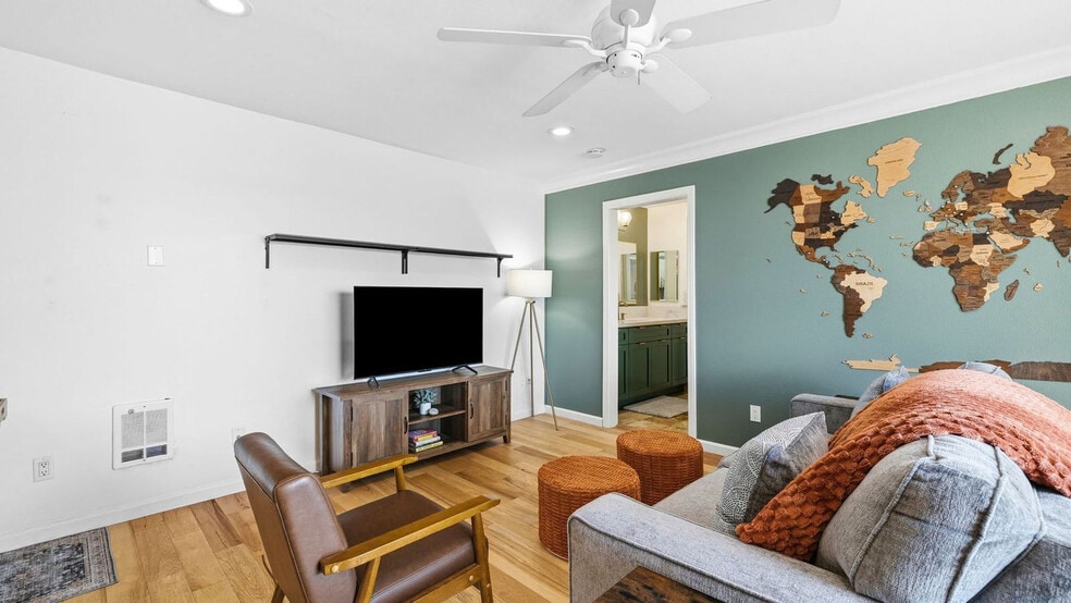 Building Photo - 860 Turquoise St