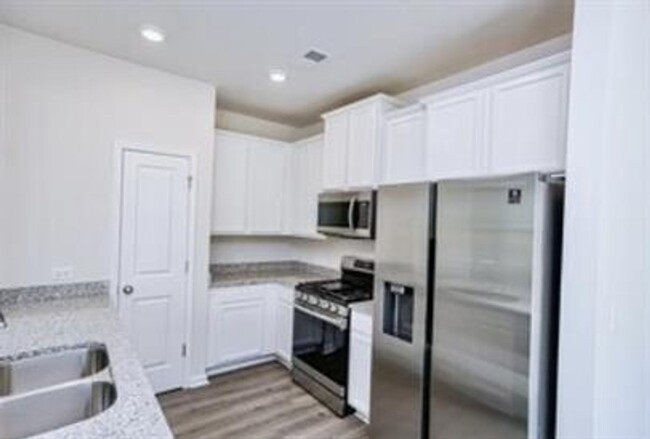 Building Photo - Spacious 3/2.5 Townhome Available February...