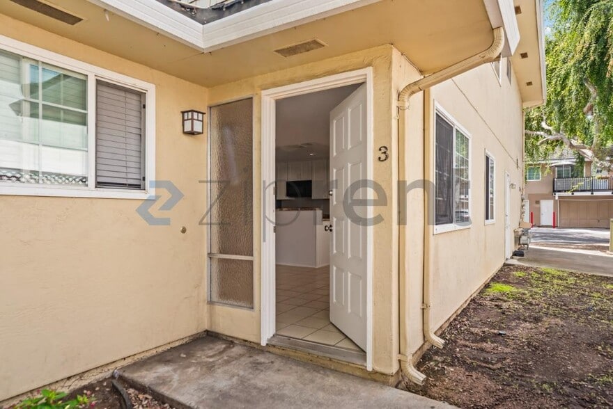 Building Photo - Unit 3