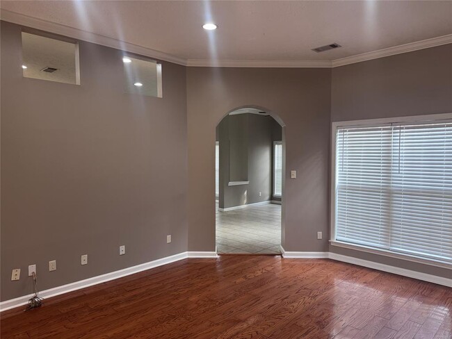 Building Photo - 1924 Dundee Dr