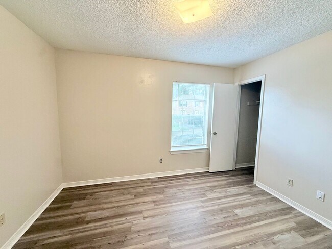 Building Photo - Spacious 2-Bedroom Townhome