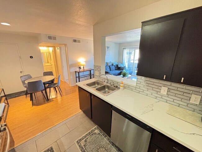 Building Photo - Gorgeous 1Bed/1Bath Fully Furnished 1st Floor Condo located in NW Las Vegas gated Community!