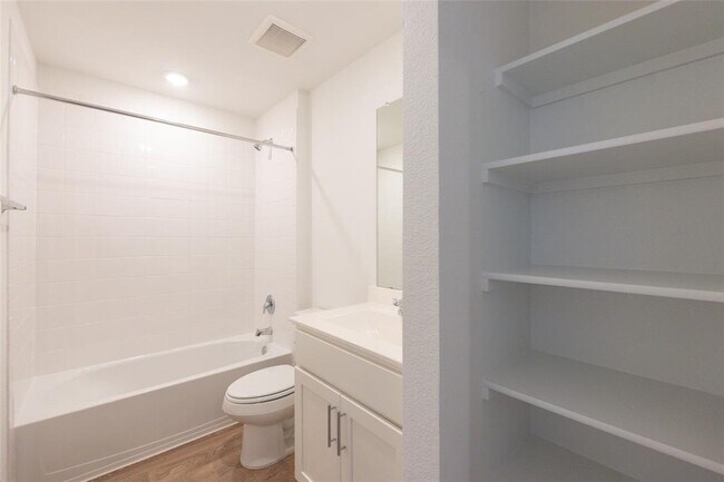 Building Photo - 224 Las Lomas Dr