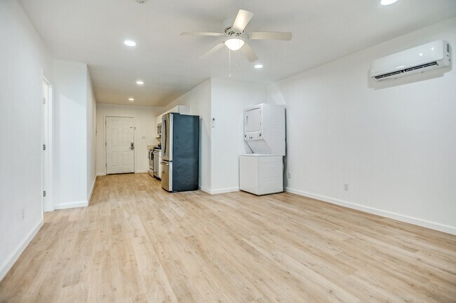 Building Photo - 905 W Abram St