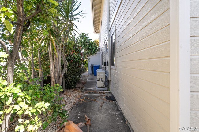 Building Photo - Spacious 3 Bed 2Bath SFM Pets Negotiable- WEST LOCH ESTATES - $3950/month