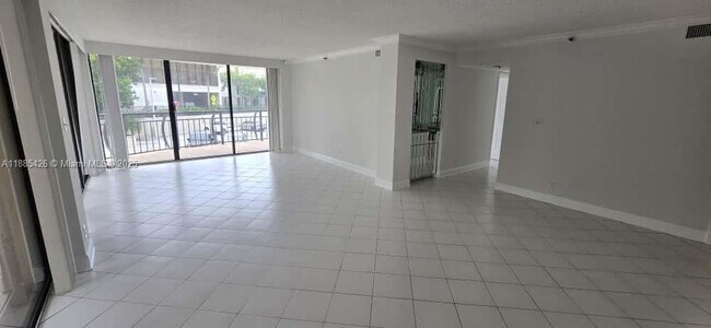 Building Photo - 2843 S Bayshore Dr